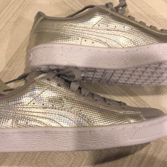 Puma Basket Classic Holographic Silver Sneakers - Size 4 1/2 - Picture 4 of 7